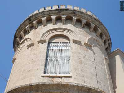 ...con tanto di torre arricchita da merli guelfi con dentellatura regolare...